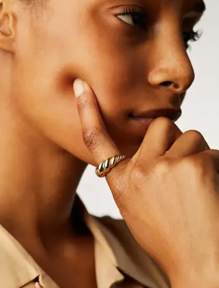 Gold rings are a classic piece of jewellery, and you can't really go wrong with buying one for Valentine's day