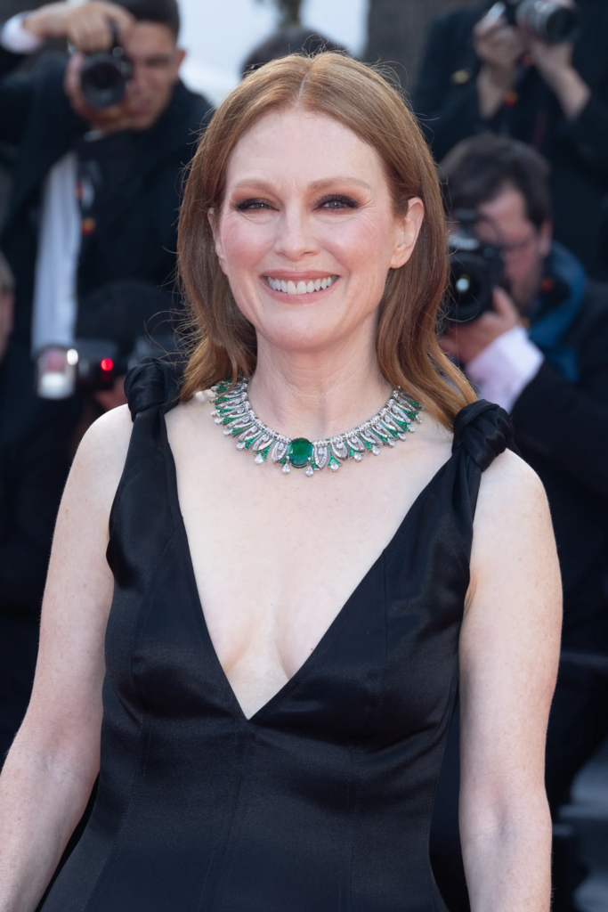 Julianne Moore, wearing a grand Emerald necklace