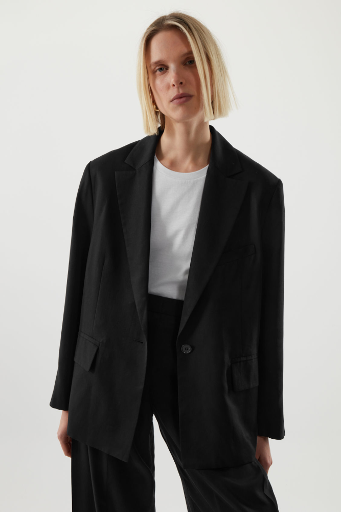Oversized jackets can also be worn, if you don’t like wearing tailored items